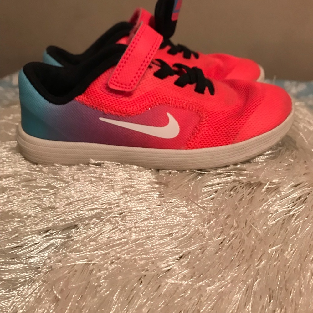 Used girls Nike tennis shoes
